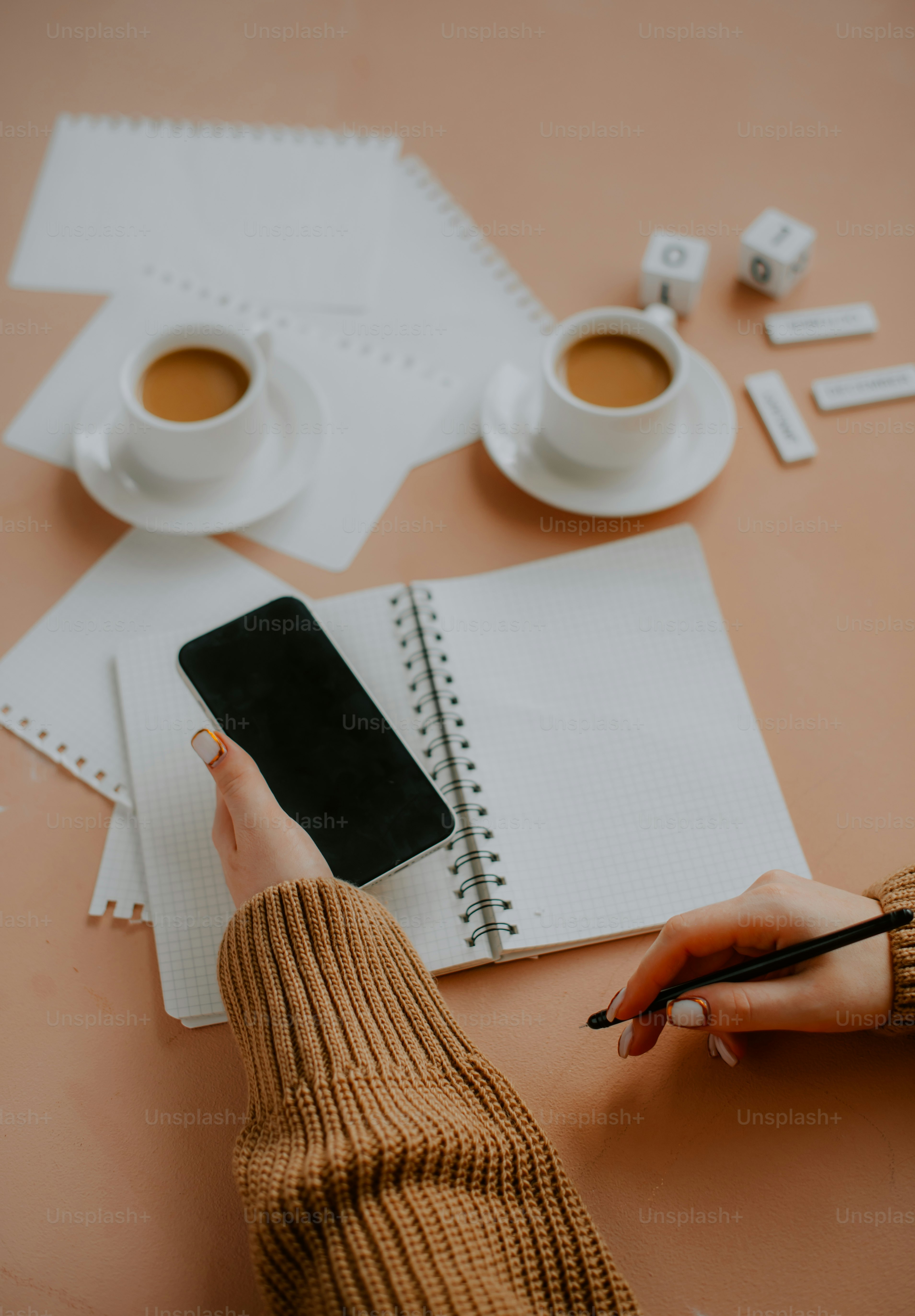 una persona escribiendo en una hoja de papel