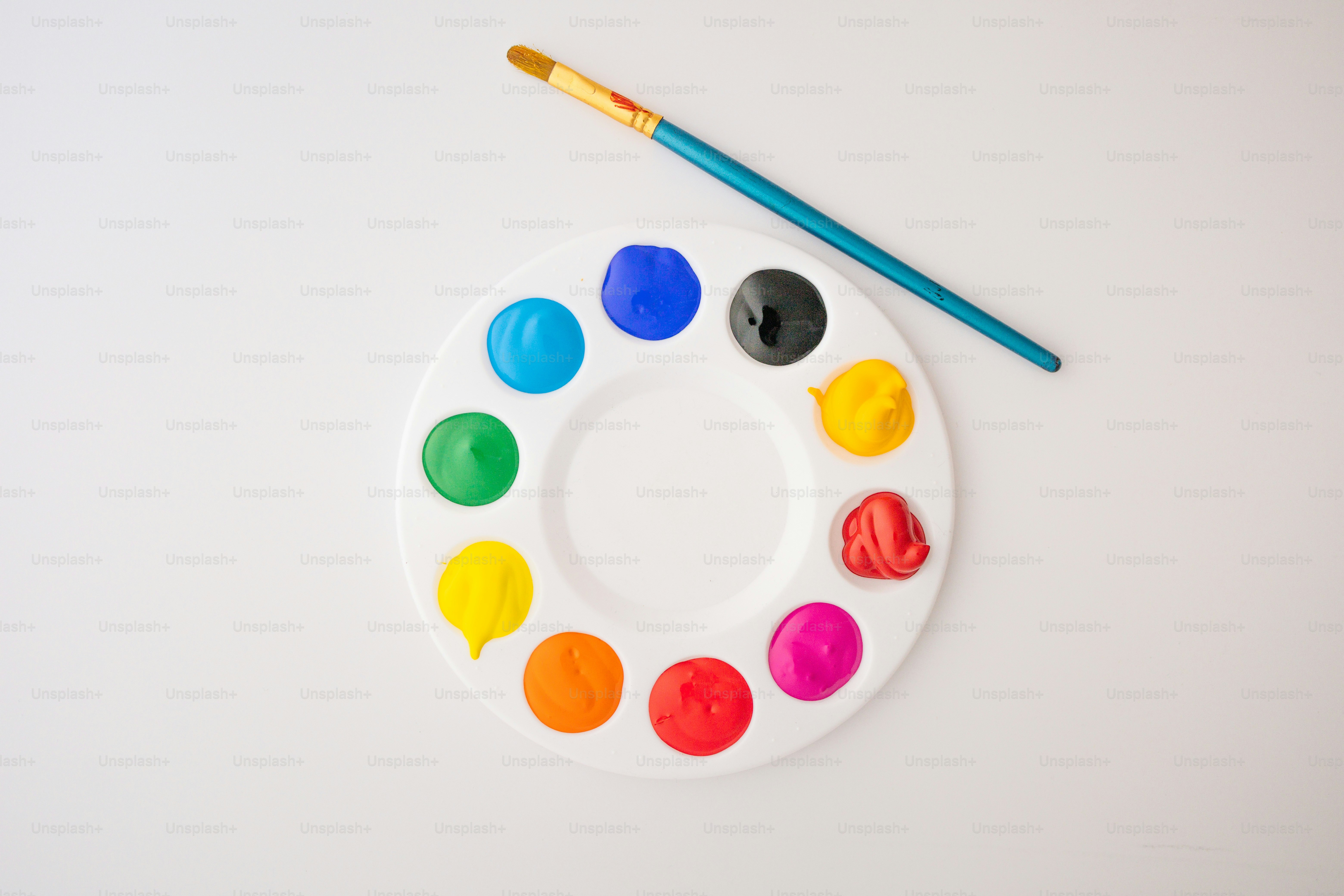 un bol blanc avec des œufs colorés