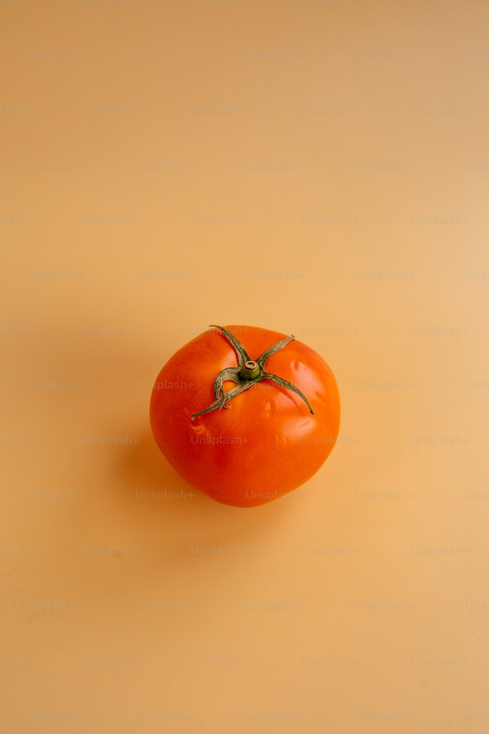 un tomate con tallo