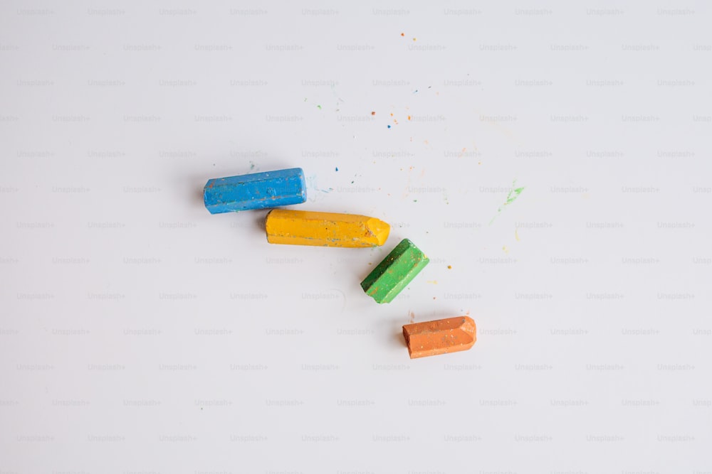 un grupo de píldoras de diferentes colores