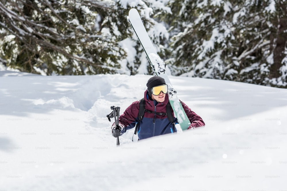 una persona seduta nella neve con gli sci