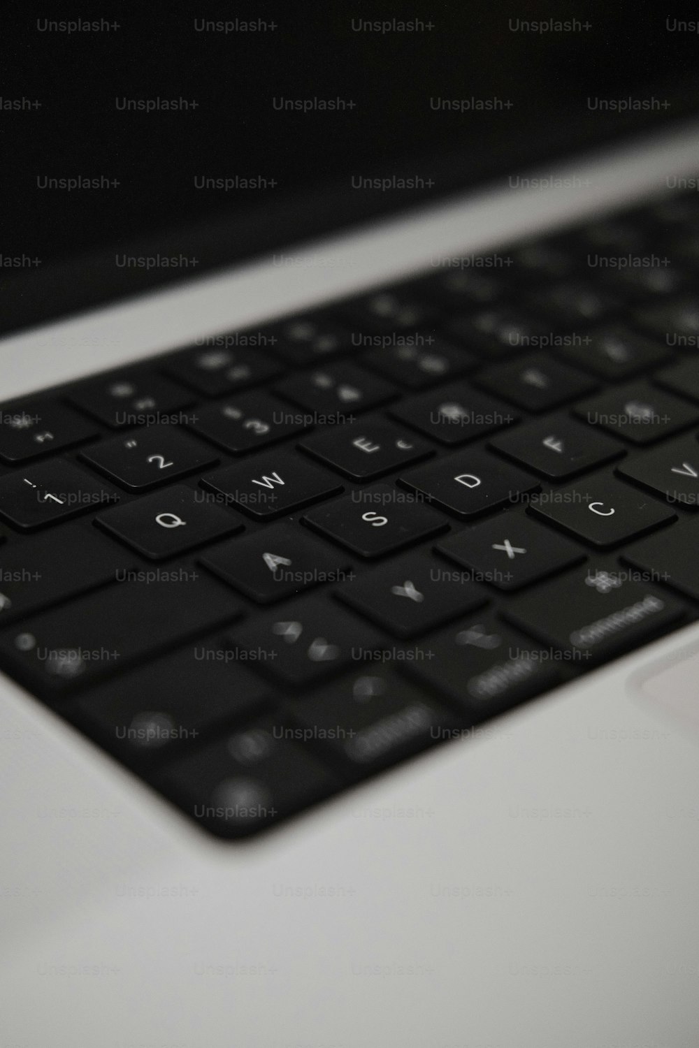 �黒いラップトップのキーボード