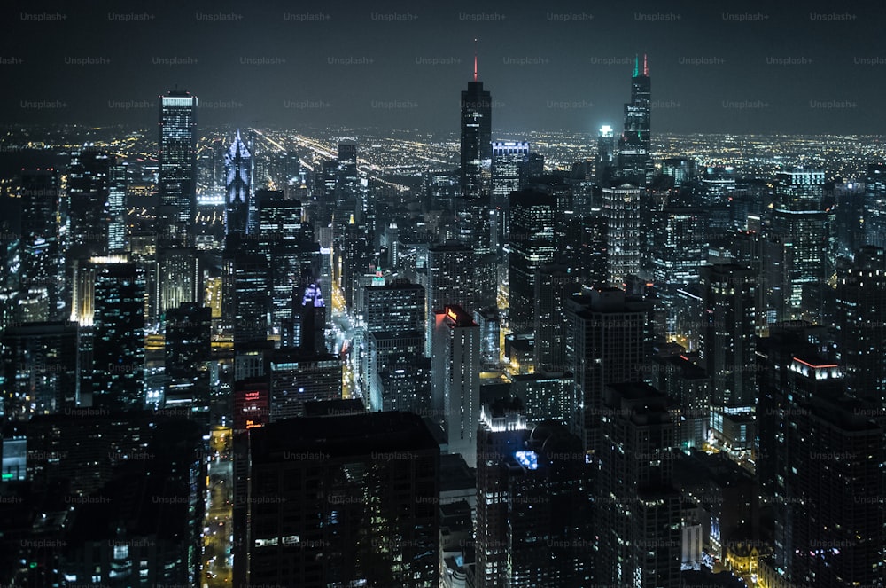 A city at night photo â Chicago Image on Unsplash