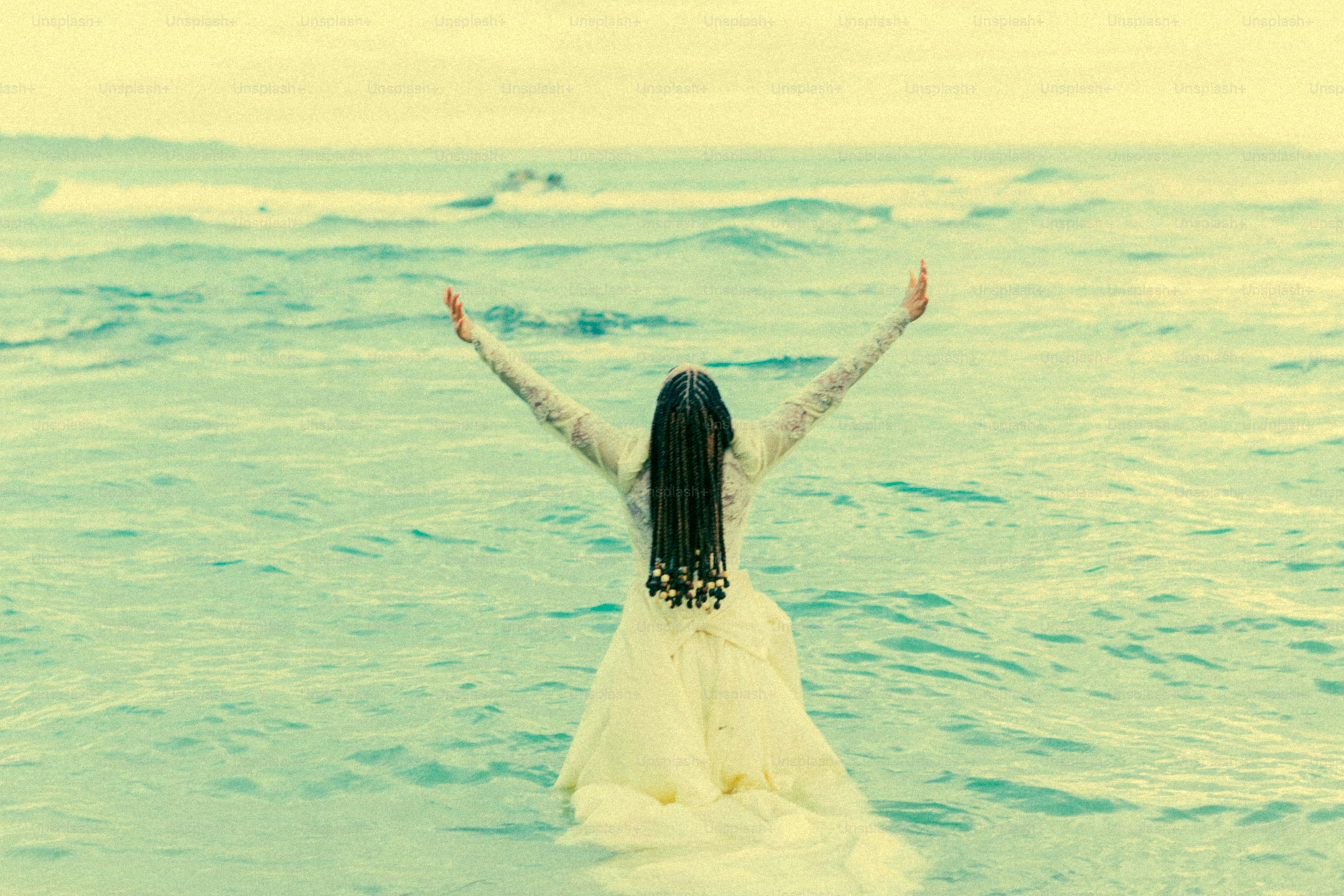 une personne flottant dans l’eau