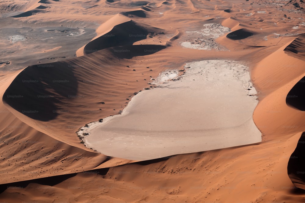 un paesaggio desertico con sabbia