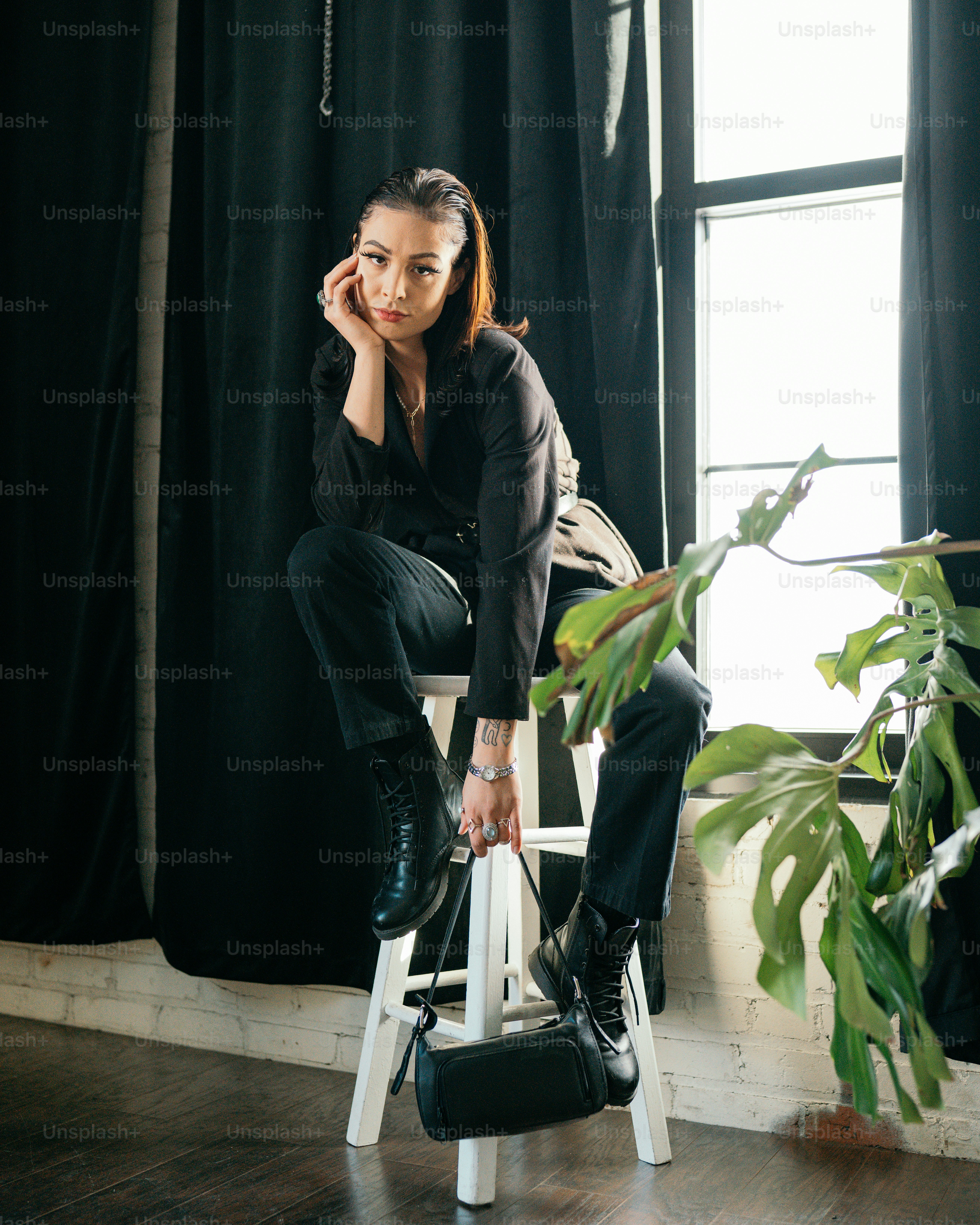 Una mujer sentada en una silla foto – Imagen de Mujer en Unsplash