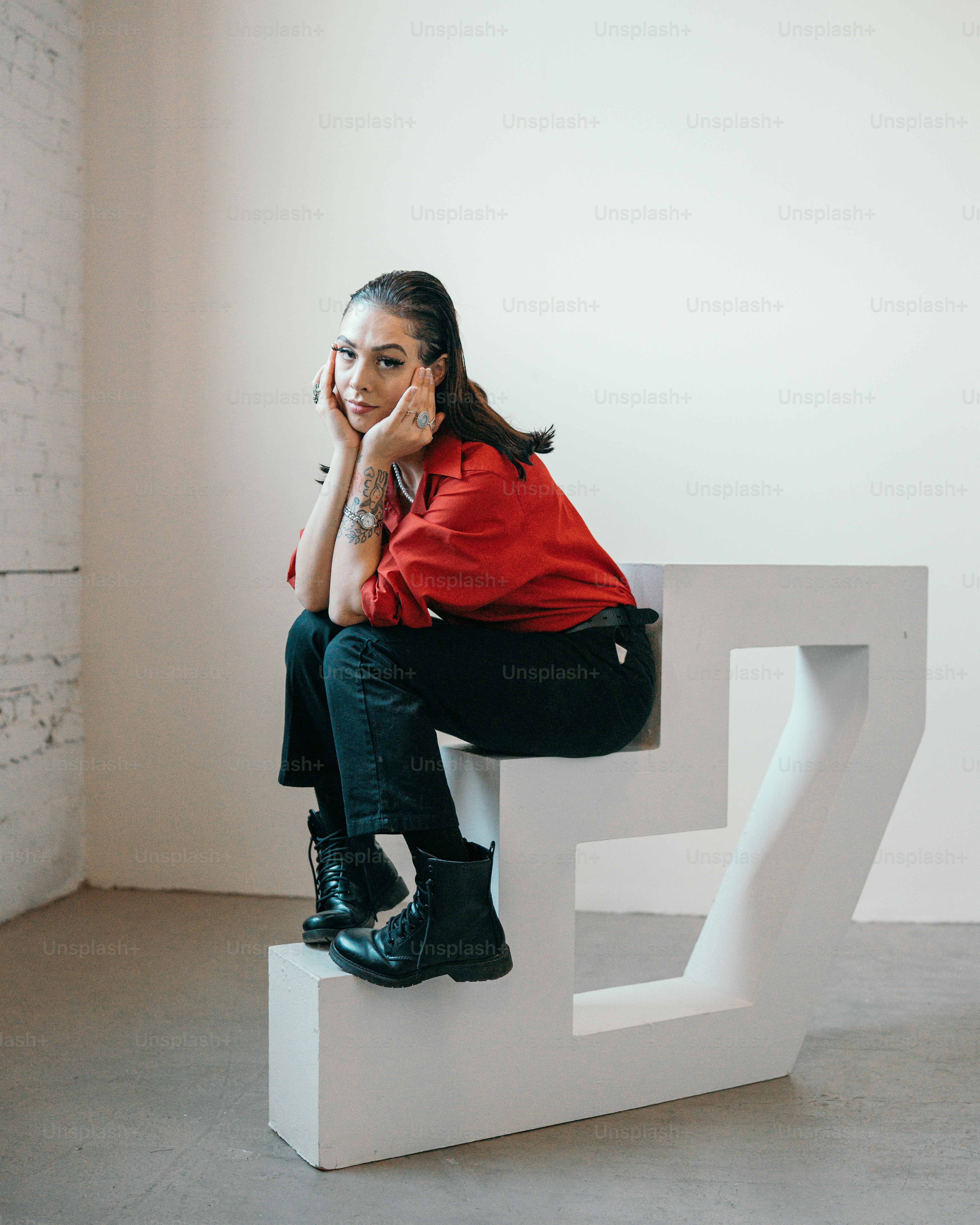 Una persona sentada en un banco foto – Imagen de En el estudio en Unsplash