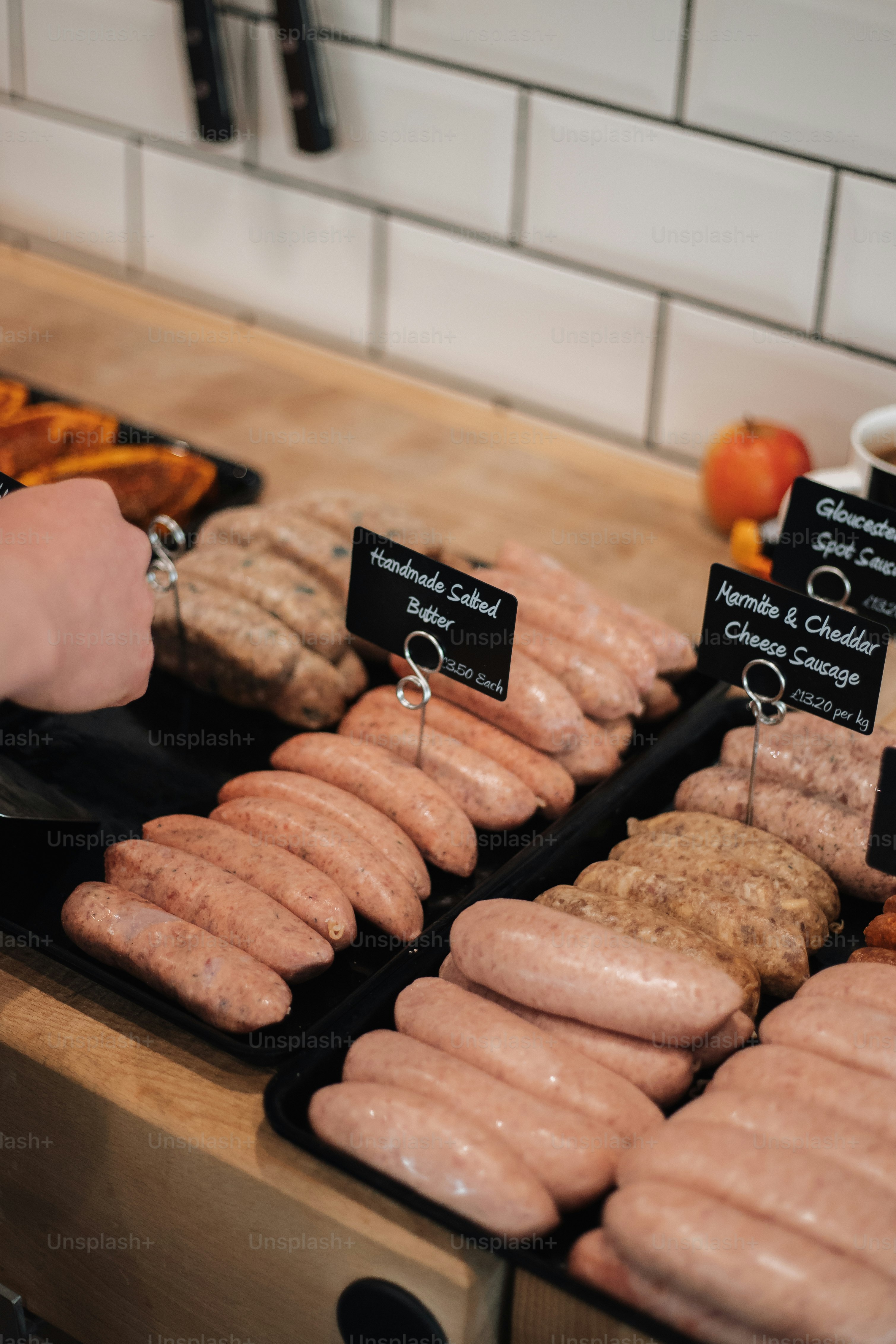 eine Person, die einen Würstchengrill hält