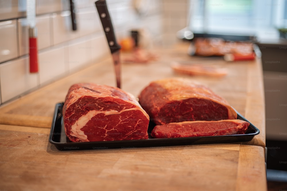 un par de trozos de carne en una tabla de cortar