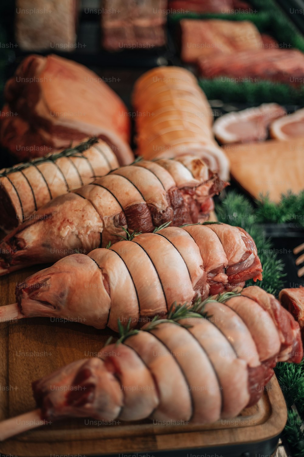 um grupo de carnes em um prato de madeira
