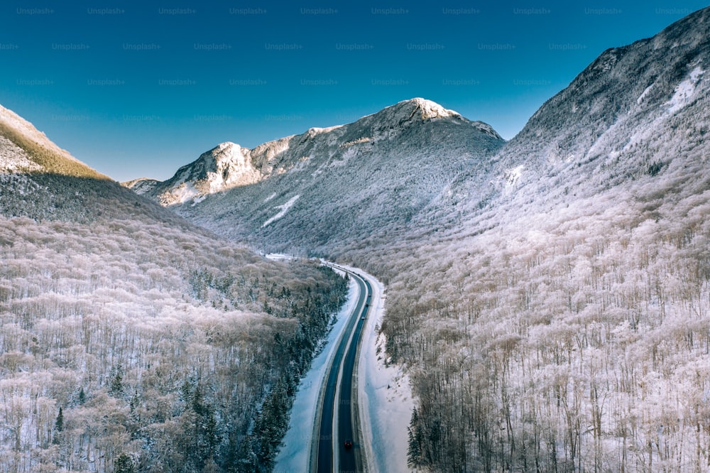 Eine Straße in den Bergen