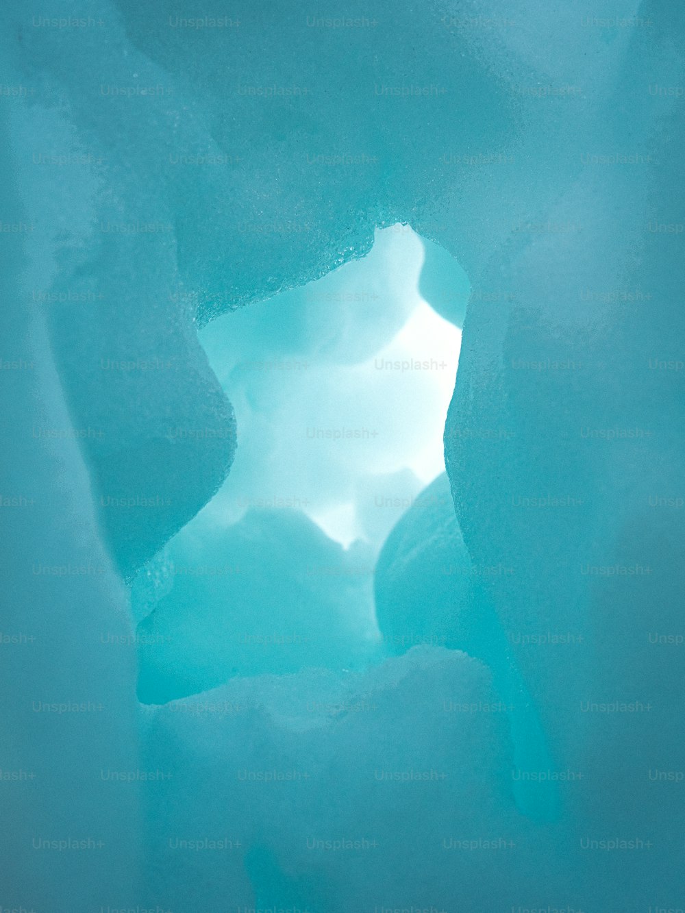 uma grande caverna de gelo