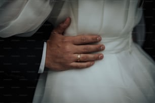 Un primer plano de una persona que lleva un anillo de bodas