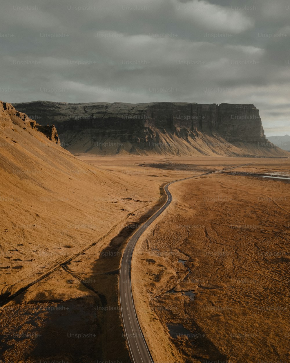 uma longa estrada no deserto