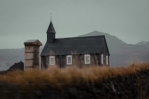 um edifício com uma torre