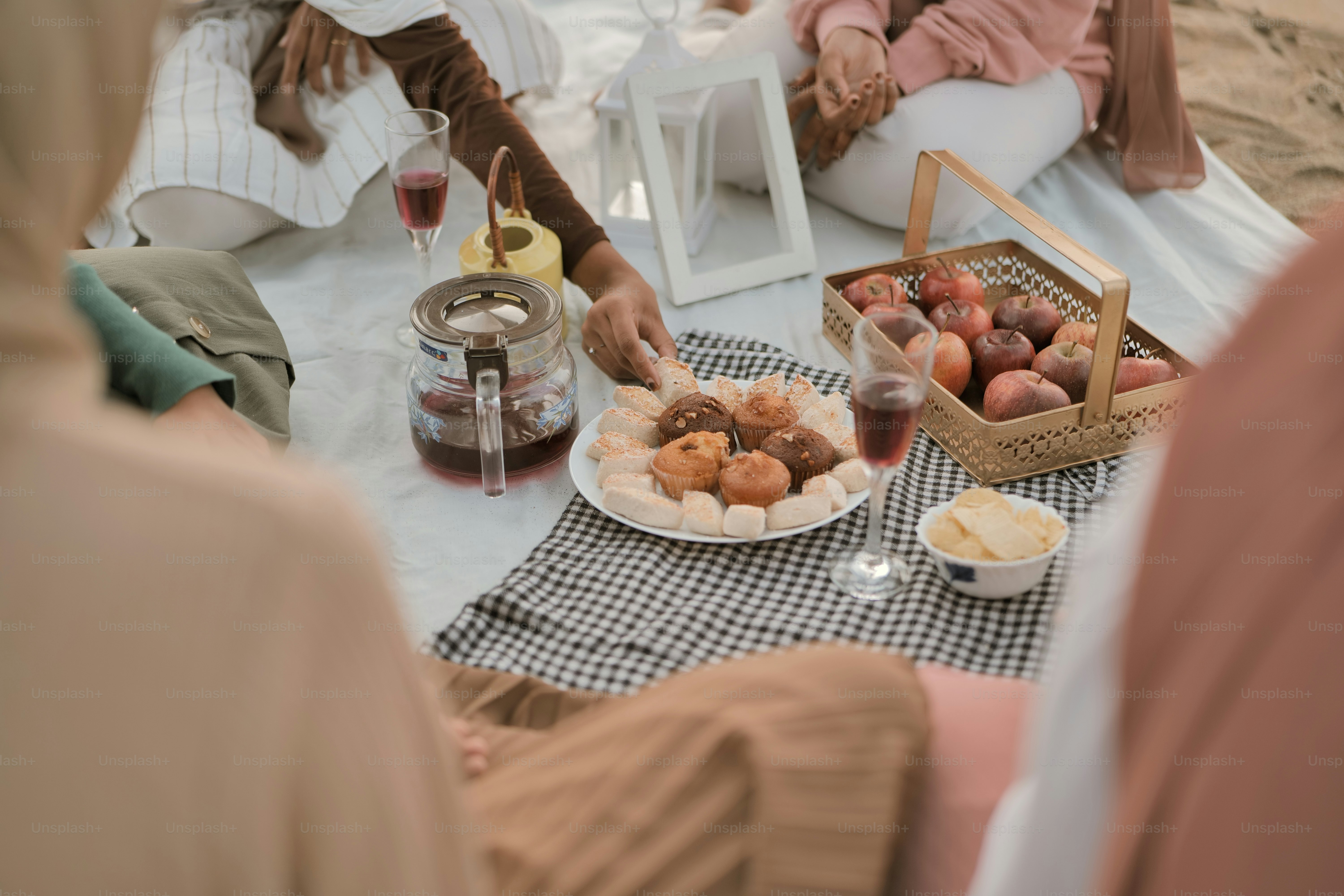 une table avec de la nourriture et des boissons dessus