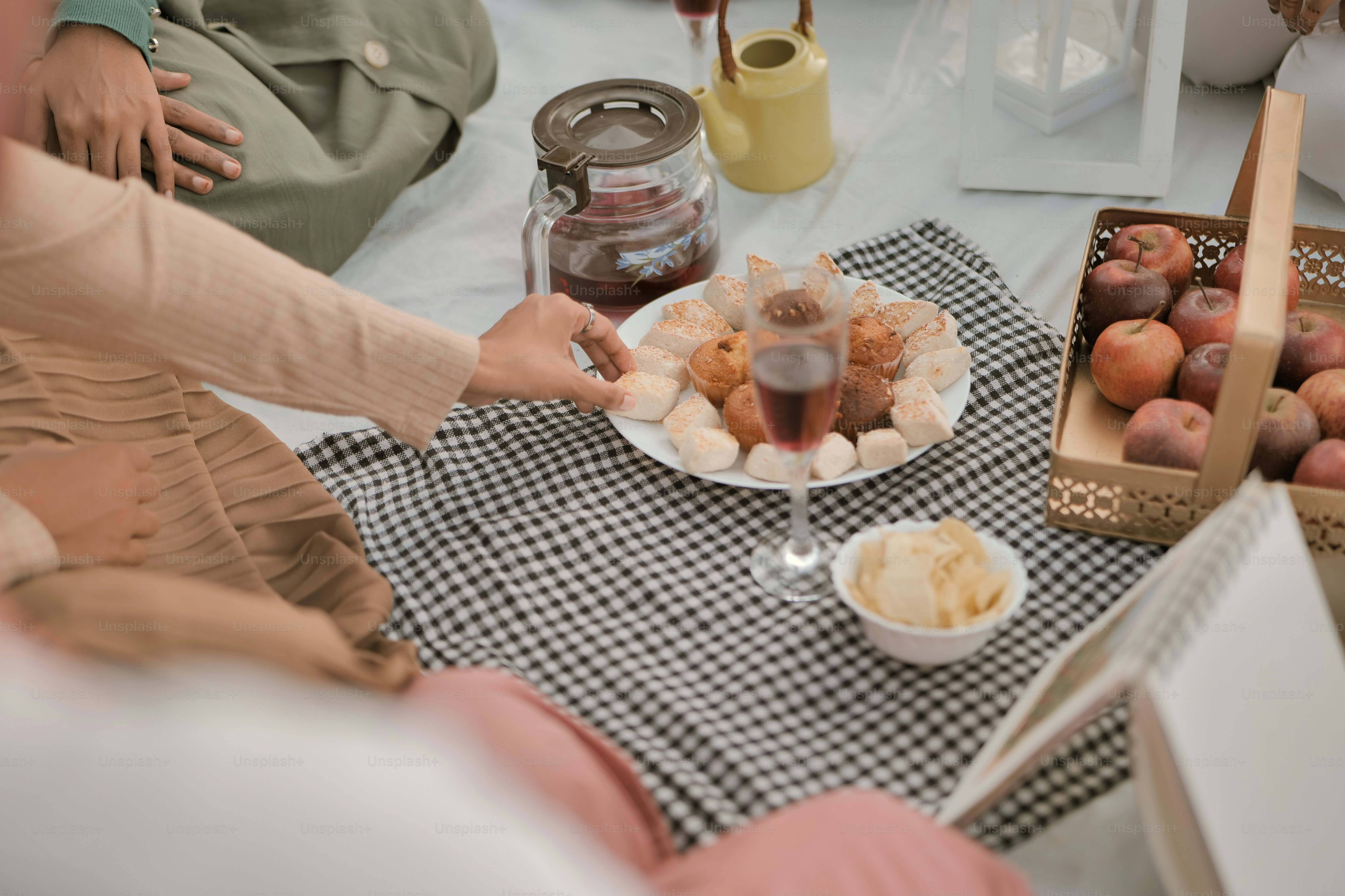 une table avec de la nourriture et des boissons dessus