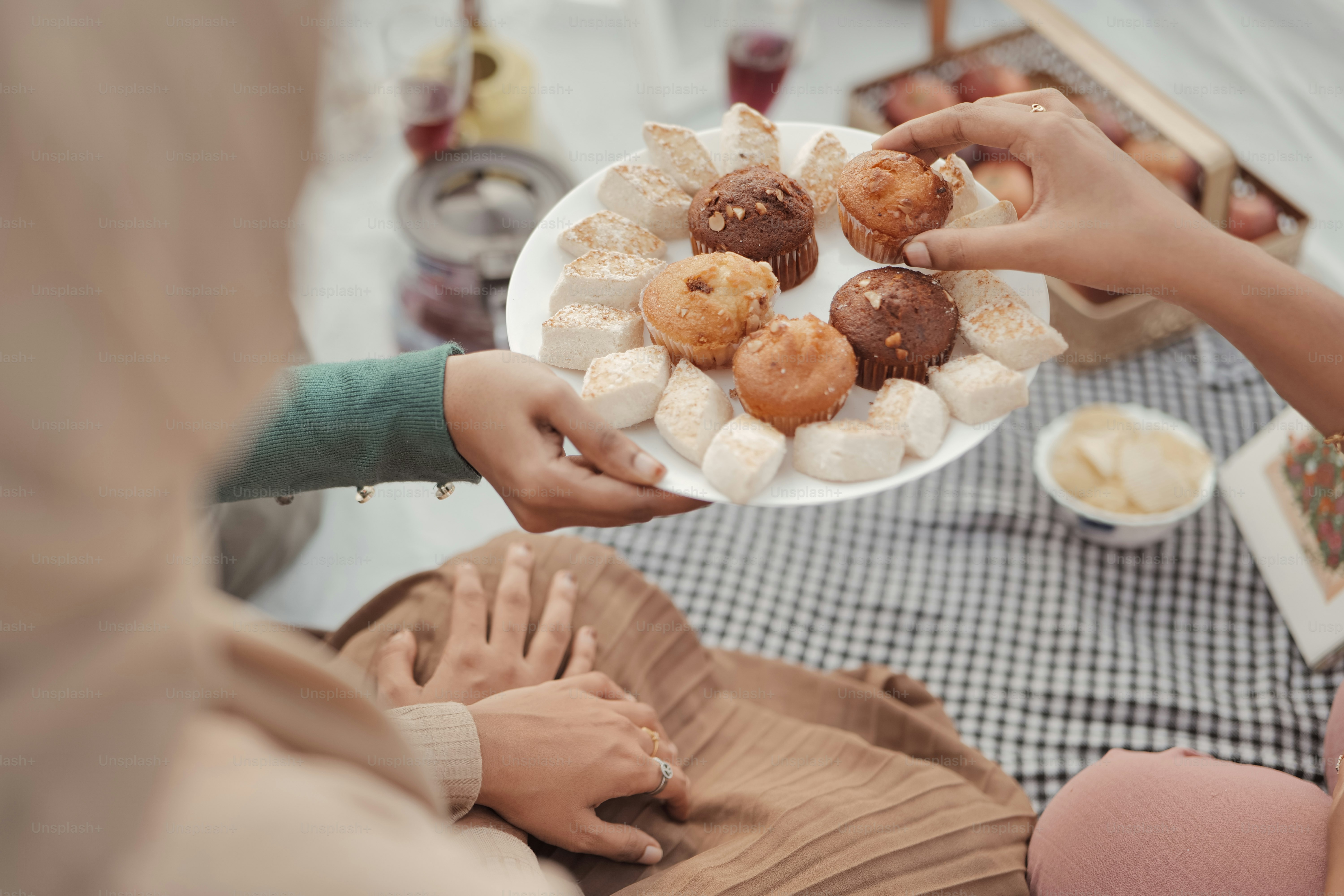 un groupe de personnes tenant une assiette de beignets