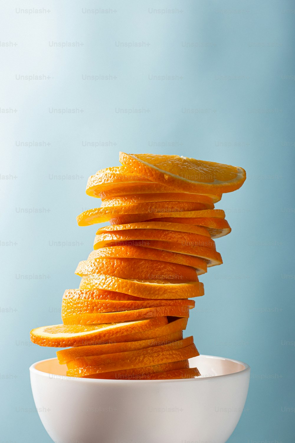 Una pila de macarrones naranjas