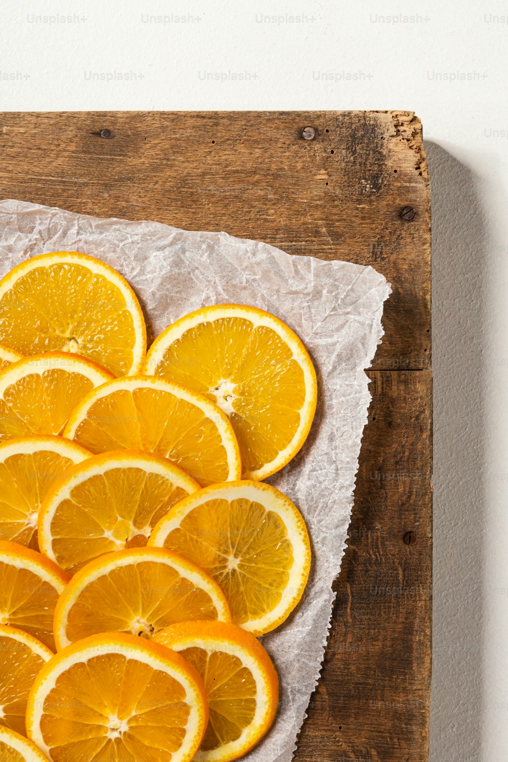 una naranja en rodajas en una tabla de cortar