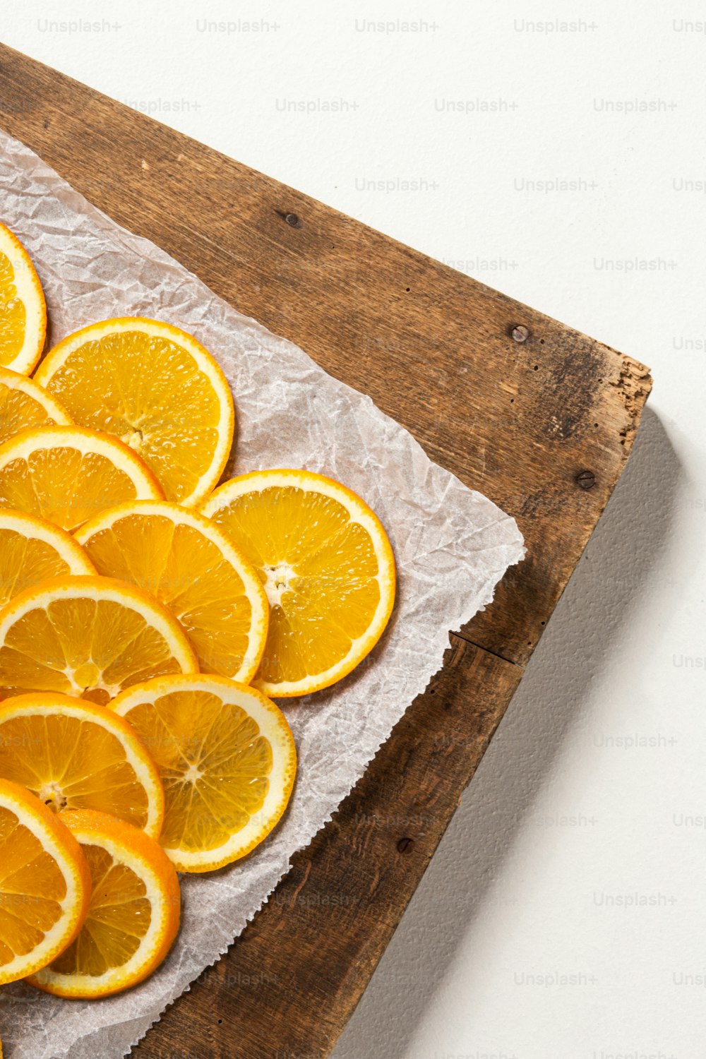 uma laranja fatiada em uma tábua de corte