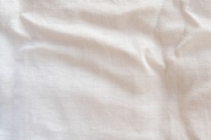 Un primer plano de una sábana blanca en una cama