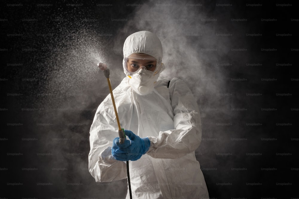 PPEキットを身に着けているウイルス学者の科学者がウイルスを駆除しています