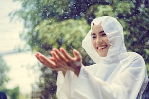 Femme asiatique, elle est heureuse un jour de pluie.