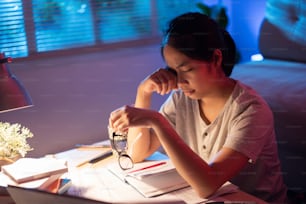 Donne asiatiche stanche di lavorare a casa Si sentiva assonnata sbadigliando.