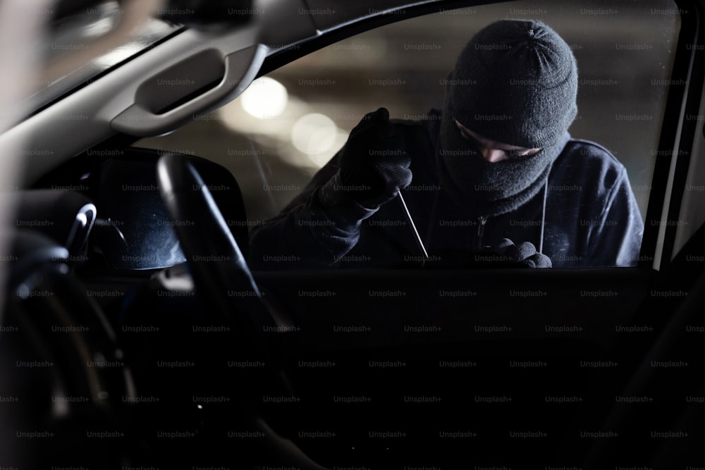 The robbers robbed the car in the parking lot at night.