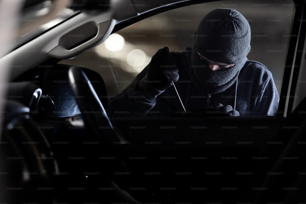 Los ladrones robaron el auto en el estacionamiento por la noche.
