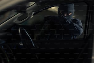 Los ladrones robaron el auto en el estacionamiento por la noche.