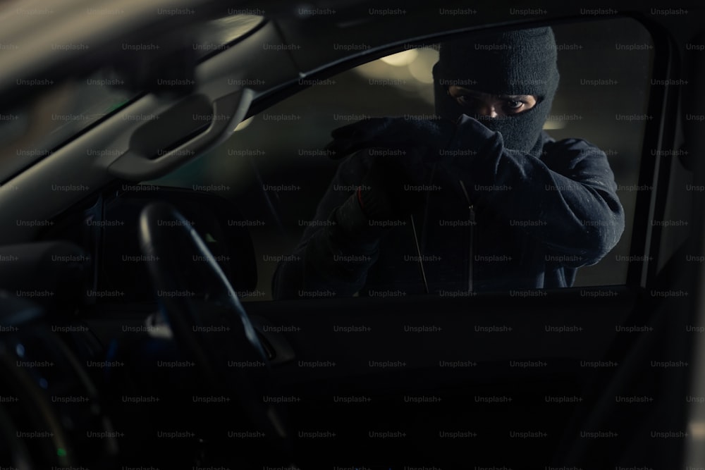 Os ladrões roubaram o carro no estacionamento à noite.
