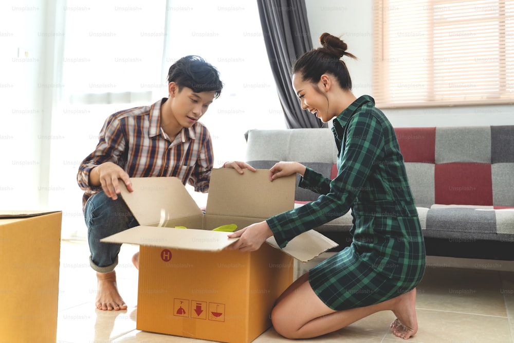 Les couples asiatiques déménagent. Ils sont ouverts dans des boîtes.