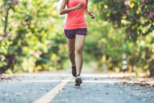 Coureuses asiatiques, elle courait sur la route le matin.