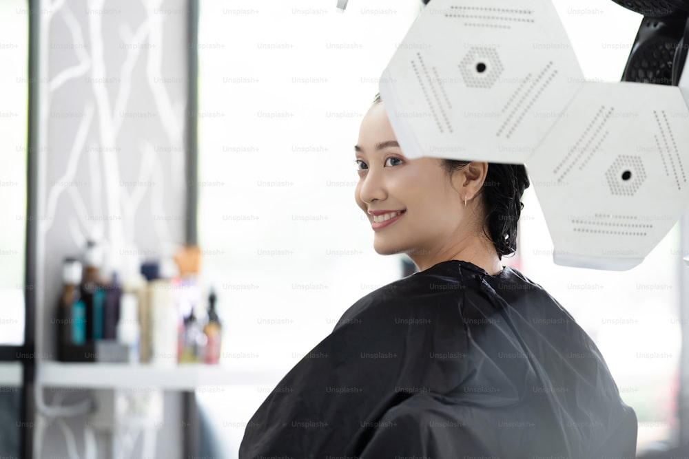 Asian woman I'm dyeing my hair In a beauty salon