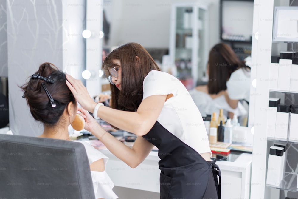 Asian beauticians are doing makeup for customers.