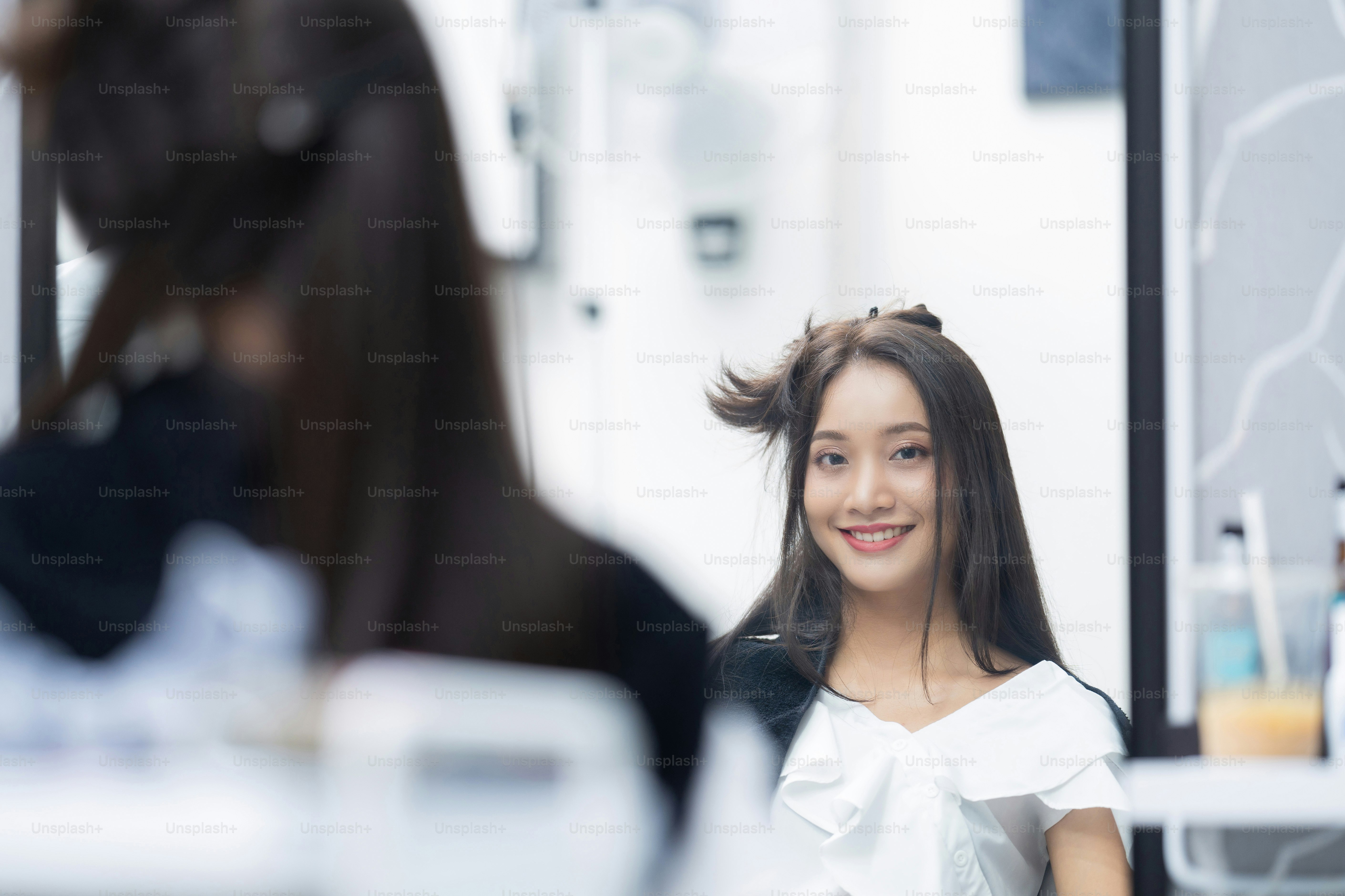 Beautiful asian woman She is in a beauty salon