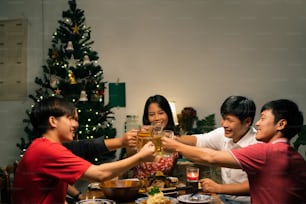 Los grupos asiáticos están de fiesta cenando y cerveza por la noche en casa.