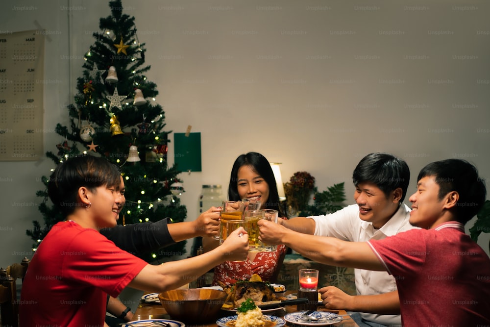 Asian groups are partying Dining and beer in the evening at home.