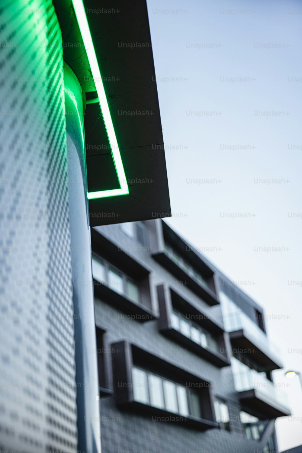 um edifício alto com um sinal verde