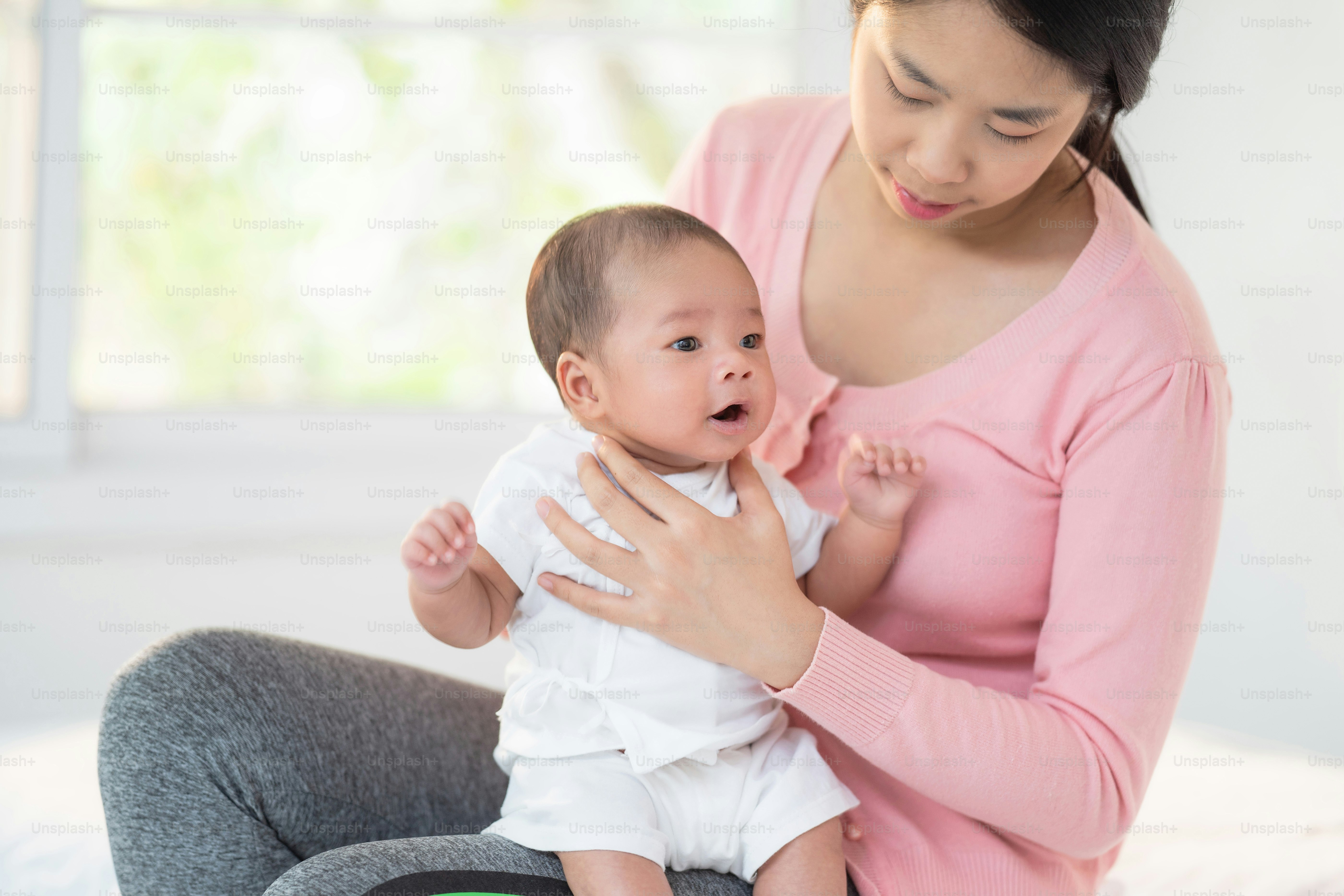 Bébé est éructation avec le bébé de la mère
