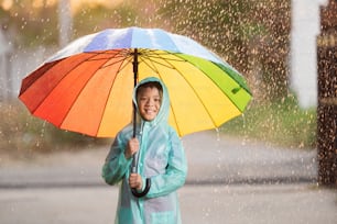 Chico asiático con paraguas.