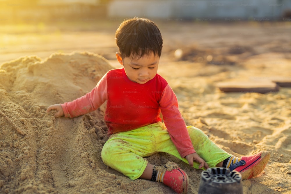 어린 아이들 아시아 모래 놀이 야외