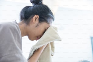 Asiatische Frauen wurden nach dem Waschen des Gesichts abgewischt Sie ist im Badezimmer