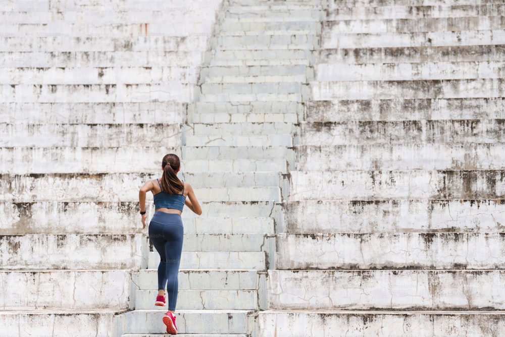 Les femmes font de l’exercice et font du jogging dans les escaliers.