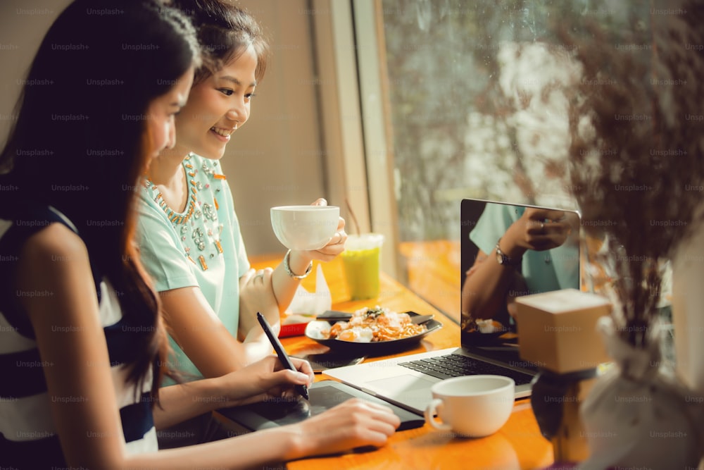 아시아 여성들은 카페에서 프리랜서로 일하고 있습니다.
