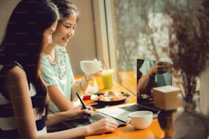 Asiatische Frauen arbeiten freiberuflich im Café