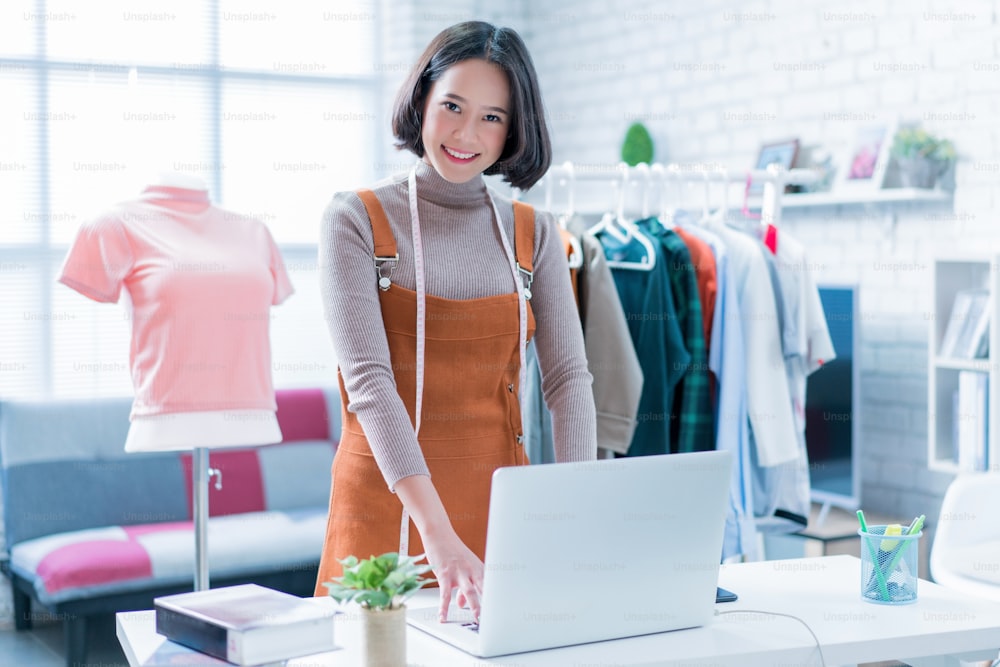 Online sales are answering customers' questions through their laptops, doing business in her home.