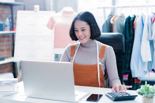 Online sales are answering customers' questions through their laptops, doing business in her home. She was pushing the calculator.